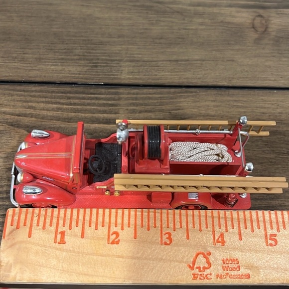 Hallmark 2005 Chevy vintage fire truck ornament - Picture 8 of 8